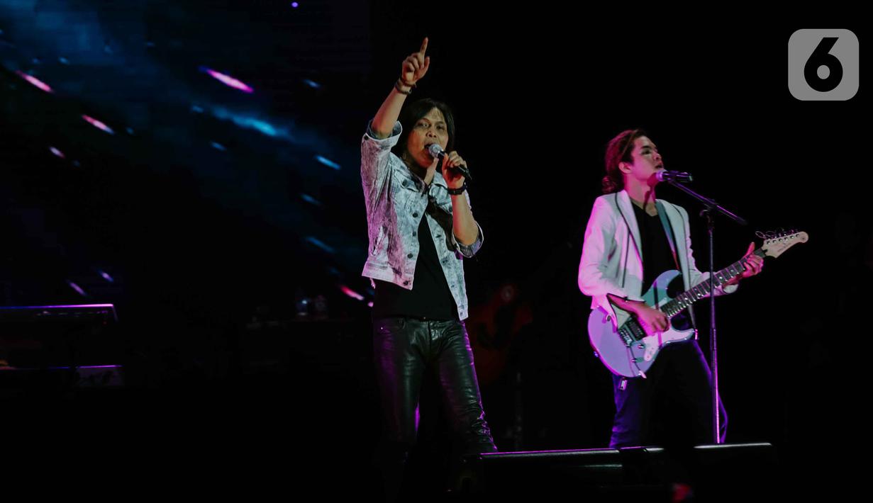 Penampilan Once Mekel (kiri) dan Dul Jaelani (kanan) saat berkolaborasi dengan grup band Dewa 19 dalam Tamagochill (its’s time to go chill) di Tennis Indoor Senayan, Jakarta Pusat, pada Kamis (21/11/2019). Kolaborasi Dewa 19, Once, Ari Lasso, dan Dul memukau penonton. (Liputan6.com/Faizal Fanani)