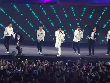 Boy band Korea Selatan, Super Junior tampil pada upacara penutupan Asian Games 2018 di Stadion Gelora Bung Karno, Jakarta, Minggu (2/9). Mereka membawakan lagu Sorry Sorry, Mr. Simple, dan Bonamana. (Liputan6.com/Helmi Fithriansyah)