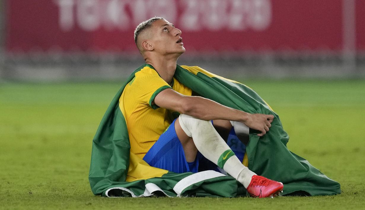 Richarlison. Striker Brasil berusia 24 tahun ini mengoleksi 5 gol dan membawa timnya merebut medali emas usai menang 2-1 atas Spanyol di partai final. Kelima golnya dicetak di fase grup, 3 gol saat mengalahkan Jerman 4-2 dan 2 gol saat mengalahkan Arab Saudi 3-1. (Foto: AP/Kiichiro Sato)