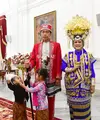 Selain merayakan kemerdekaan Indonesia, upacara HUT ke-77 RI selalu menarik untuk disimak karena di sinilah masyarakat bisa menyaksikan seluruh jajaran pemerintahan mengenakan busana adat khas daerah di Indonesia. Mulai dari Presiden Jokowi, para menteri, hingga artis yang diundang akan mengenakan tampilan dalam balutan busana khas daerah.