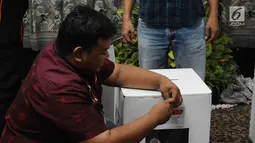panitia membuka gembok kotak suara saat proses rekapitulasi penghitungan suara Pemilu 2019 tingkat Kota Jakarta Selatan di Hotel Maharaja, Jakarta, Selasa (7/5/2019). Proses penghitungan suara dilakukan pada tanggal 5-7 Mei 2019. (Liputan6.com/Herman Zakharia)