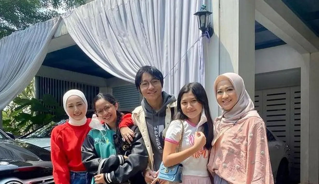 Okie Agustina dan Adelia Wilhelmina [Instagram/adeliapasha/okieagustina]