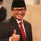 Pramono Anung acungkan jempol saat pelantikan dirinya sebagai Sekretaris Kabinet di Istana Negara, Jakarta, Rabu (12/8/2015). Presiden Jokowi  me-reshuffle sejumlah menteri Kabinet Kerja sekaligus melantik menteri baru. (Liputan6.com/Faizal Fanani)