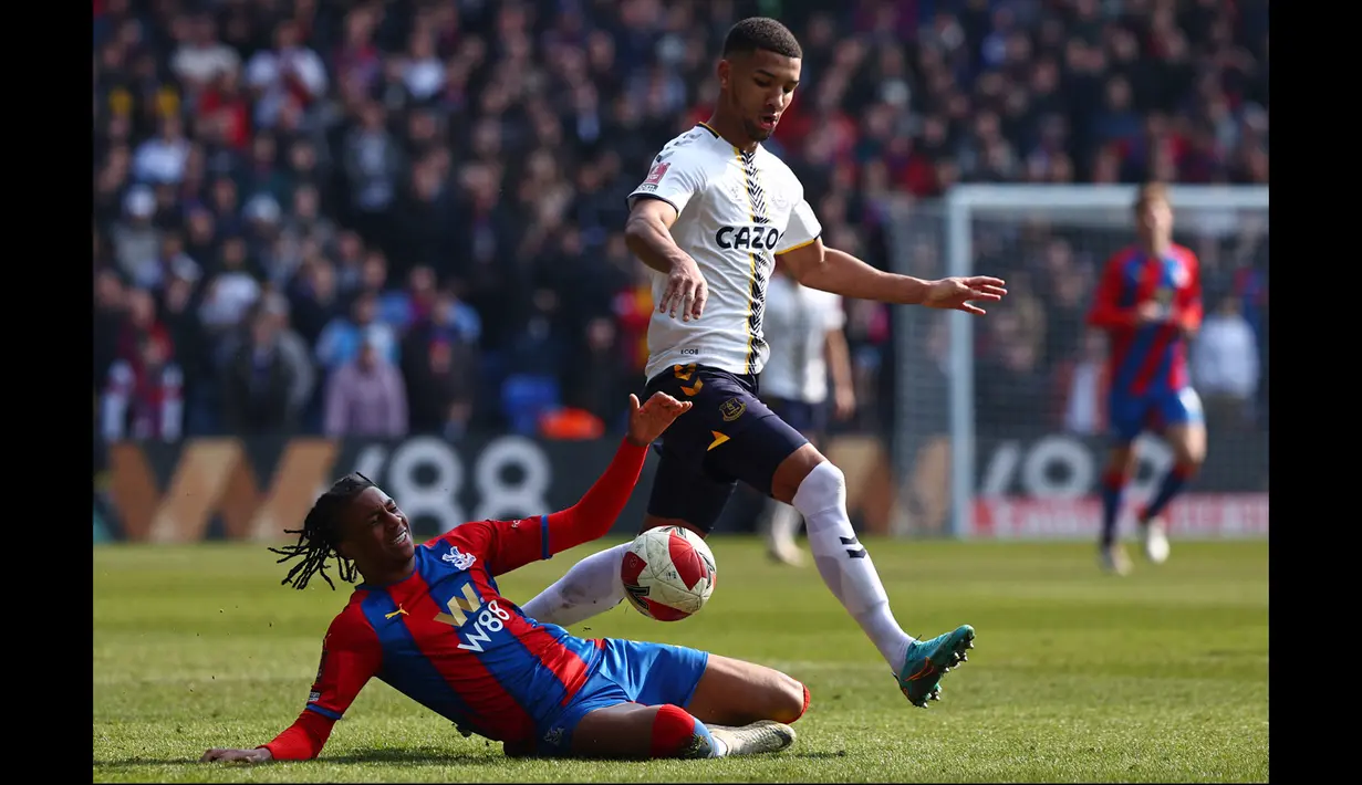 Michael Olise (bawah) merupakan salah satu pemain muda yang direkrut oleh Crystal Palace musim lalu. Meski hanya mencetak empat gol dan delapan assist pada musim lalu, rapornya terbilang bagus. Ia dianggap sebagai pemain terbaik Crystal Palace dalam upaya mereka melangkah hingga semifinal Piala FA. (AFP/Adrian Dennis)