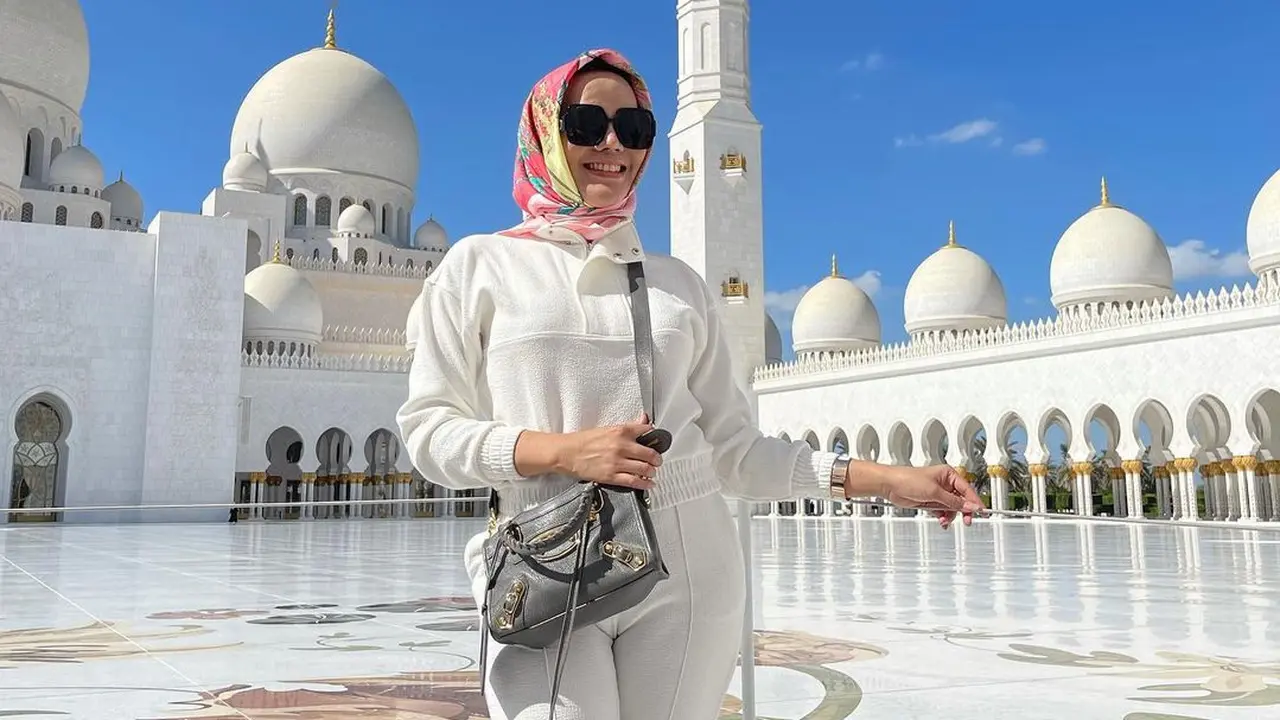 Foto Kece Isa Zega Pakai Kacamata Hitam, Sempat Dekat dengan Rizky Billar