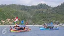 Para peserta festival di ajak berkeliling saat festival gunung krakatau 2016 di Lampung, Sabtu (27/8). Festival ini bertujuan mempromosikan atraksi, daya tarik wisata unggulan dan seni budaya Lampung.  (Liputan6.com/Angga Yuniar)