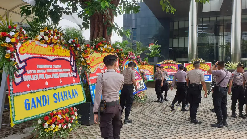 Jelang pelantikan Pimpinan Komisi Pemberantasan Korupsi (KPK) terpilih periode 2019-2023 di Istana Negara, Jakarta Pusat, Jumat (20/12/2019) siang ini, sejumlah karangan bunga bertengger di sepanjang jalan sekitaran Gedung KPK, Kuningan, Jakarta Selatan.