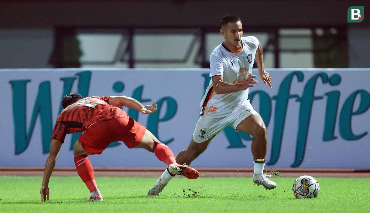 Pemain Ratchaburi FC, Faiq Jefri Bolkiah (kanan), berhasil melewati hadangan pemain Persija Jakarta, Rio Fahmi dalam pertandingan uji coba yang berlangsung di stadion Patriot Candrabhaga, Bekasi, Minggu (25/6/2023). (Bola.com/M Iqbal Ichsan)