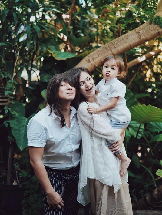 Gaya seru nan kocak keluarga ini selalu diabadikan. Seperti foto yang ini, yang selalu terlihat bahagia dan kocak dengan berbagai kegiatan serunya. (Liputan6.com/IG/ringgoagus)