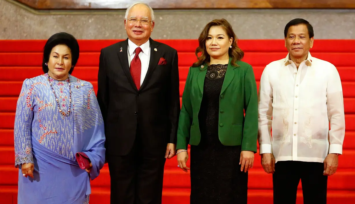 Presiden Filipina Rodrigo Duterte didampingi pasangannya, Honeylet Avancena, menunggu para pemimpin negara-negara anggota ASEAN yang akan menghadiri KTT ke-30 ASEAN di Manila, Filipina, Sabtu (29/4). (AP Photo / Bullit Marquez)