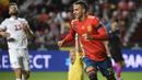Striker Spanyol, Rodrigo, merayakan gol yang dicetaknya ke gawang Kepulauan Faroe pada laga Kualifikasi Piala Eropa 2020 di Stadion El Molinon, Gijon, Minggu (8/9). Spanyol menang 4-0 atas Kepulauan Faroe. (AFP/Miguel Riopa)