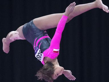 Aksi Rifda Irfanaluthfi pesenam artistik Indonesia pada Asian Games di JIExpo, Jakarta, Selasa (21/8/2018). Indonesia melaju ke tiga babak final pada senam artistik putri Asian Games 2018. (Bola.com/Peksi Cahyo)