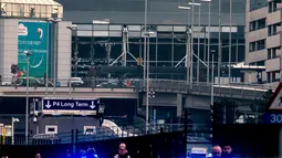 Jendela-jendela di bandara Zaventem di Brussel, Belgia, pecah setelah terjadi ledakan, Selasa (22/3). Sedikitnya 13 orang tewas akibat dua ledakan beruntun yang mengguncang ruang keberangkatan bandara tersebut. (JONAS ROOSENS/BELGA/AFP)