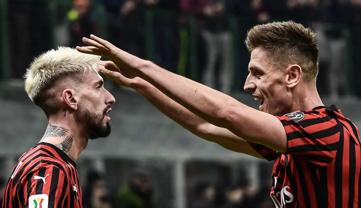 Pemain AC Milan Samu Castillejo (kiri) merayakan golnya ke gawang SPAL bersama Krzysztof Piatek pada babak 16 besar Coppa Italia 2019/2020 di Stadion San Siro, Milan, Italia, Rabu (15/1/2020). AC Milan menang 3-0. (Miguel MEDINA/AFP)
