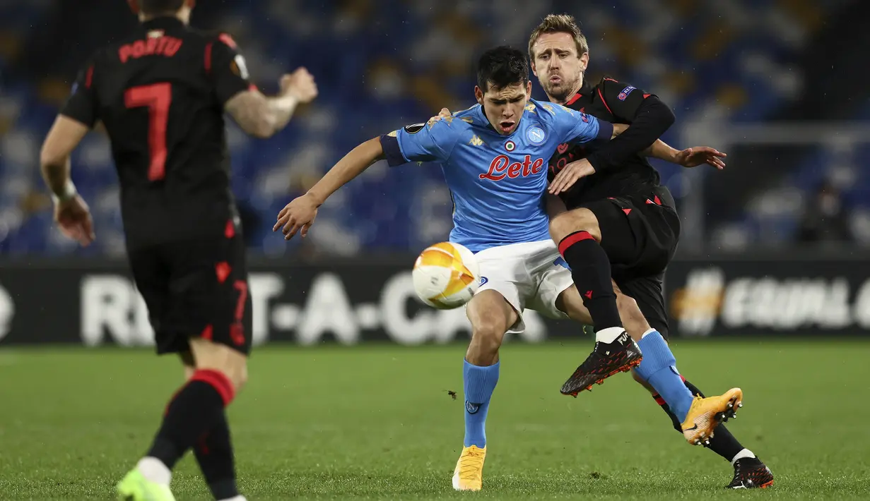 Penyerang Napoli, Hirving Lozano (kedua kaan) memperebutkan bola saat melawan Real Sociedad pada matchday terakhir Grup F Liga Europa di Diego Armando Maradona, Jumat (11/12/2020) dini hari WIB. Napoli bermain imbang 1-1 melawan Real Sociedad. (Alessandro Garofalo/LaPresse via AP)