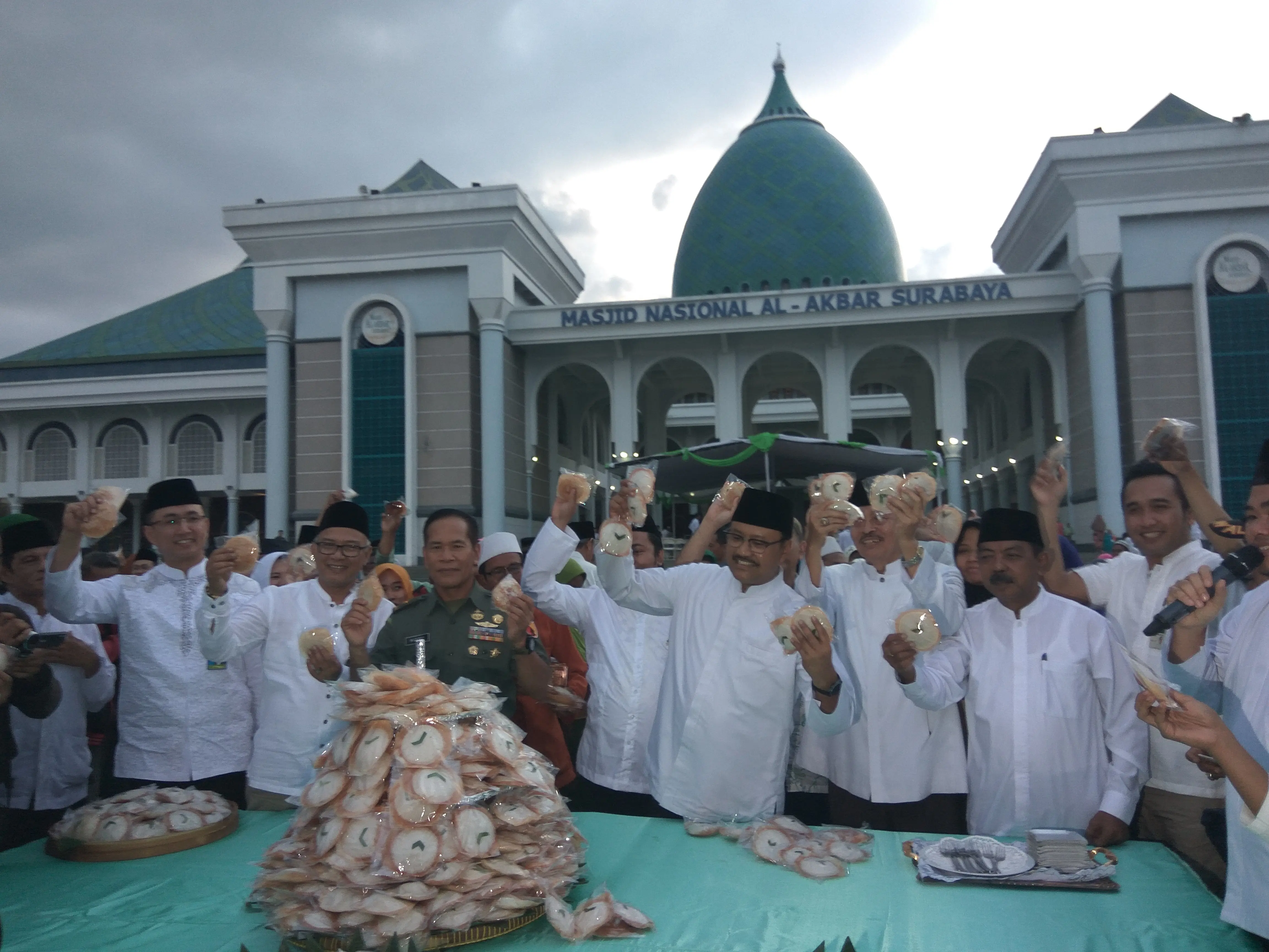 Kue apem itu sebagai simbol permintaan maaf dalam tradisi Megengan sebelum melakukan ibadah puasa Ramadan.(Liputan6.com/Dian Kurniawan).