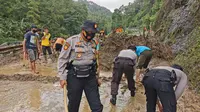 Material longsor sempat menutup akses jalan penghubung Kebumen-Banjarnegara. (Foto: Liputan6.com/Polres Kebumen)