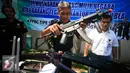 Petugas menunjukan barang bukti replika senjata api pada pemusnahan barang milik negara hasil penindakan 2015-2016 di Bea dan Cukai Yogyakarta, Selasa (24/5). (Liputan6.com/Boy harjanto)