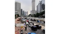 Arus lalu lintas di Jalan Sudirman yang mengarah ke Blok M terlihat tersendat, Jakarta, Selasa (17/6/14). (Liputan6.com/Faizal Fanani) 