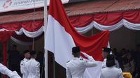 Pasukan pengibar bendera bersiap mengibarkan bendera Merah Putih pada upacara peringatan Hari Sumpah Pemuda di Museum Sumpah Pemuda, Jakarta, Selasa (28/10/2025). (merdeka.com/magang/Randi Saputra)