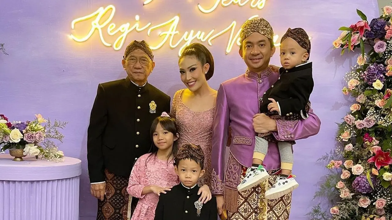 Momen Perayaan Anniversary Ke-9 Ayu Dewi dan Regi Datau, Nostalgia Pakai Baju Nikah