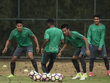 Bek Timnas Indonesia, Fachrudin Aryanto, bersama rekan-rekannya berlatih di Lapangan SPH Karawaci, Banten, Sabtu (10/6/2017). Latihan ini merupakan persiapan jelang laga persahabatan melawan Puerto Rico. (Bola.com/Vitalis Yogi Trisna)