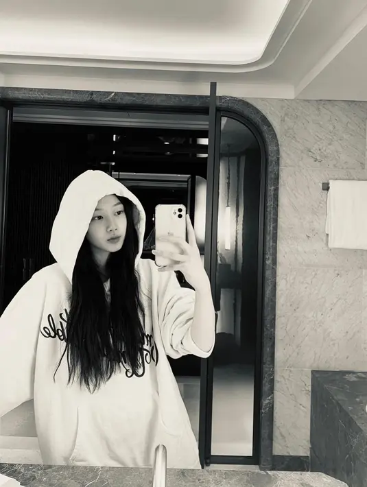 Tak hanya foto close-up, ia juga memberi sudut pandang lain dengan mirror selfie dari jarak yang agak jauh. (Instagram @aespa_official)