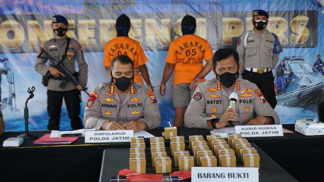 Dua tersangka kasus bom ikan di Situbondo (Dian Kurniawan/Liputan6.com).