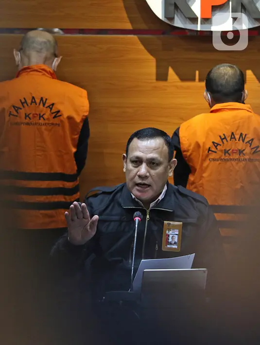Ketua KPK Firli Bahuri menyampaikan keterangan pers terkait Operasi Tangkap Tangan (OTT) Gubernur Sulawesi Selatan di Gedung KPK, Jakarta, Minggu (28/2/2021) dinihari. KPK menyita koper berisi Rp 2 Miliar dalam OTT terhadap Gubernur Sulawesi Selatan Nurdin Abdullah. (Liputan6.com/Herman Zakharia)