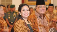 Puan Maharani tersenyum saat menghadiri acara pelantikan Kabinet Kerja di Istana Negara, Jakarta, Senin (27/10/2014). (Liputan6.com/Herman Zakharia)