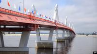Peresmian jembatan perbatasan pertama di atas sungai Amur (Heilongjiang) yang menghubungkan kota Blagoveshchensk di Rusia dan kota Heihe di China, 10 Juni 2022. (Foto: Handout / Layanan pers Pemerintah wilayah Amur / AFP)