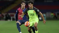Bek Barcelona asal Spanyol #32, Hector Fort (kiri), berebut bola dengan bek Real Mallorca asal Spanyol #02, Mateu Morey, selama pertandingan liga Spanyol antara FC Barcelona dan RCD Mallorca di Estadi Olimpic Lluis Companys di Barcelona, ​​Rabu dini hari WIN (23-4-2025). (LLUIS GENE/AFP)