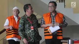 Mantan anggota DPRD Sumut Fadly Nurzal (kanan) dan Rijal Sirait (kiri) di Gedung KPK, Jakarta, Jumat (24/8). Keduanya ditahan terkait dugaan suap Laporan Pertanggungjawaban APBD 2012 dan Pengesahan APBD-P 2013, 2014 dan 2015. (Merdeka.com/Dwi Narwoko)