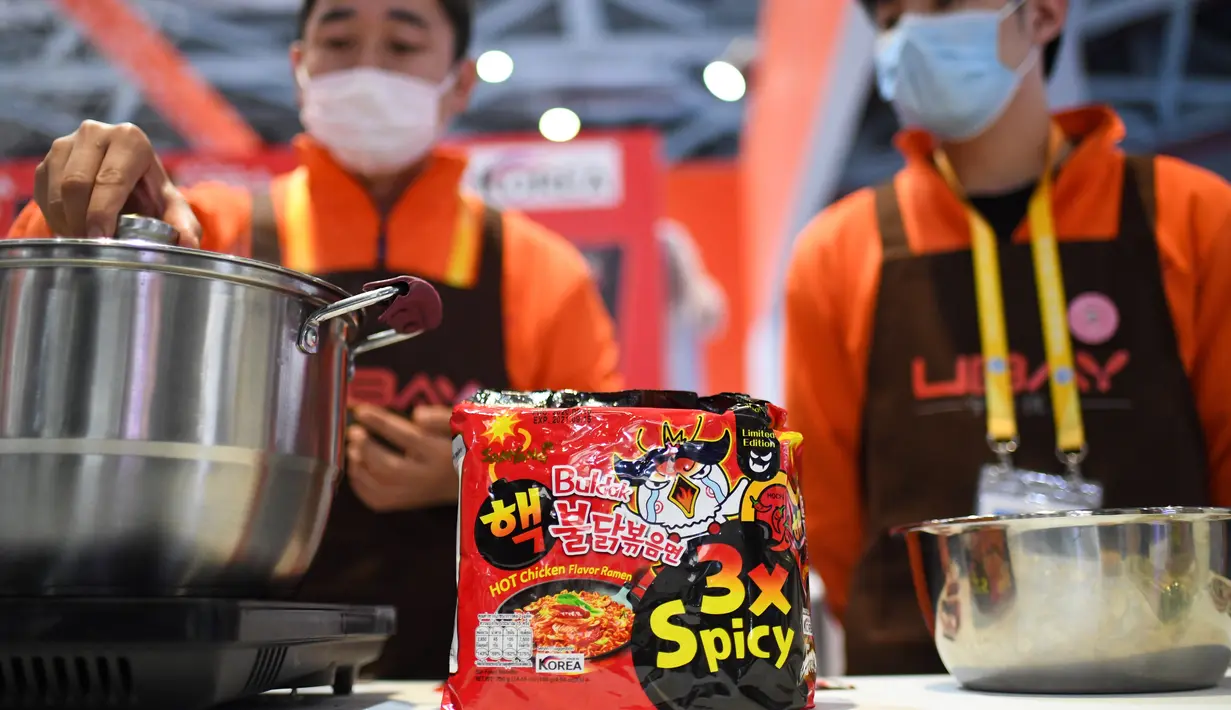 Seorang staf memasak mi kalkun di stan Samyang Foods Co., Ltd. di area ekshibisi Produk Makanan dan Pertanian Pameran Impor Internasional (China International Import Expo/CIIE) ketiga di Shanghai, China timur (5/11/2020). (Xinhua/Chen Yehua)
