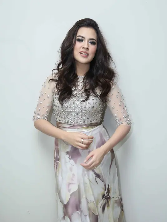 Ditemui di Studio Rossi Musik, Fatmawati, Jakarta Selatan, Jumat (26/8/2016) Raisa mempercayai bahwa ramuan putri Keraton bisa menjaga kualitas suaranya dan kebugaran tubuhnya. (Nurwahyunan/Bintang.com)