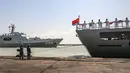 Personel TNI Angkatan Laut melihat kapal Angkatan Laut Tentara Pembebasan Rakyat Tiongkok (PLA) Qi Jiguang (Kanan) dan Kunlun Shan (Kiri) berlabuh di Pelabuhan Tanjung Perak di Surabaya,  Minggu (2/8/2026). (AFP/ Juni Kriswanto)