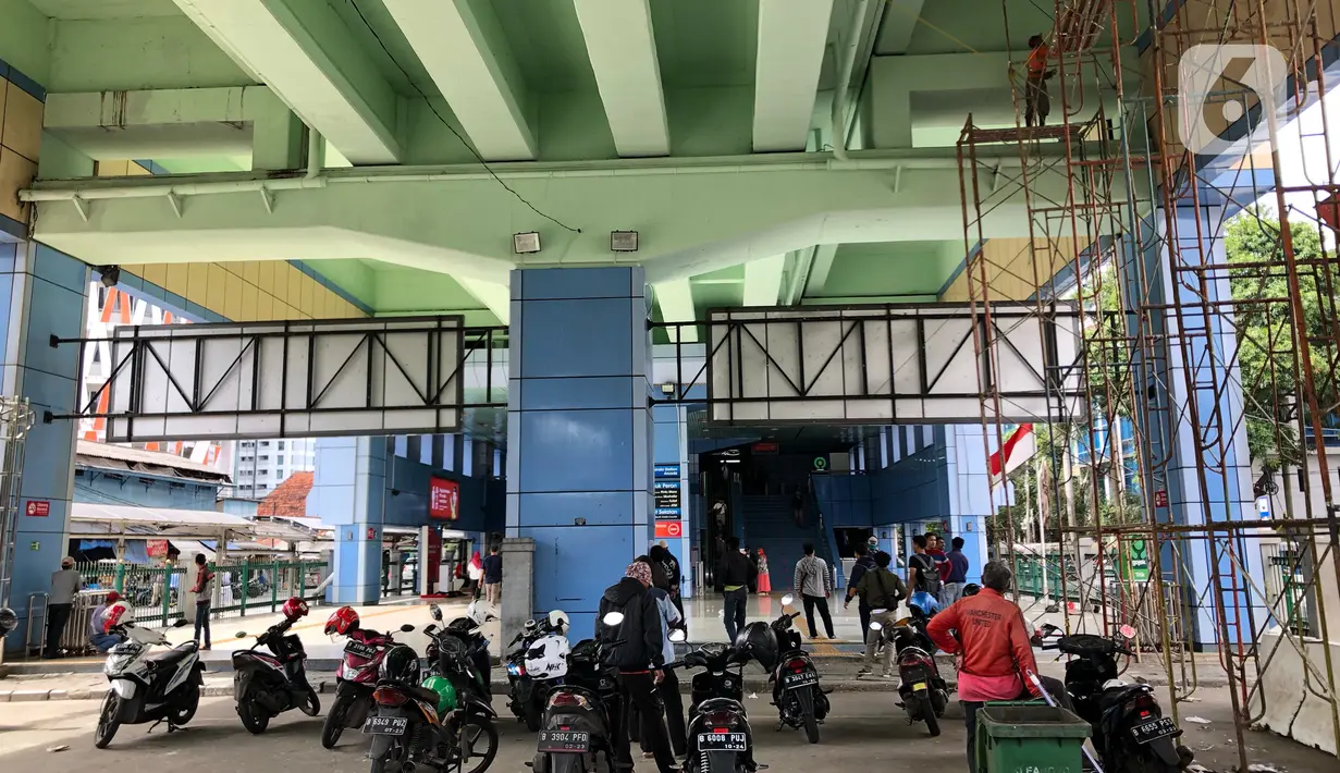 Suasana di sekitar Stasiun Juanda, Jakarta, Senin (9/3/2020). Penataan Stasiun Juanda, Stasiun Tanah Abang, Stasiun Senen, dan Stasiun Sudirman merupakan bagian kerja sama PT MRT dengan PT KAI. (Liputan6.com/Immanuel Antonius)
