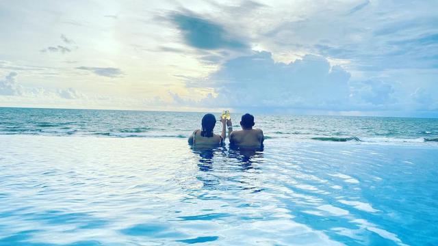 6 Potret Kebersamaan Dipo Latief dan Sang Kekasih, Disebut Mirip Sophia Latjuba