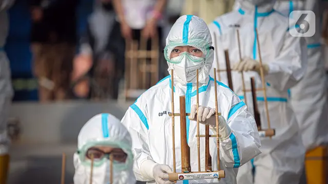 FOTO: Nakes dan Pasien COVID-19 Main Angklung Peringati 1 Tahun RSDC Wisma Atlet