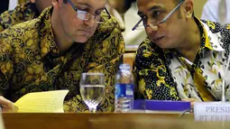  Director and Executive Vice President PT Freeport Indonesia, Robert Schroeder (kiri) dan Vice President Legal PT Freeport Indonesia, Clementino Lamury ikuti rapat dengar pendapat dengan Komisi VII di Senayan, Jakarta, (20/1). (Liputan6.com/JohanTallo)