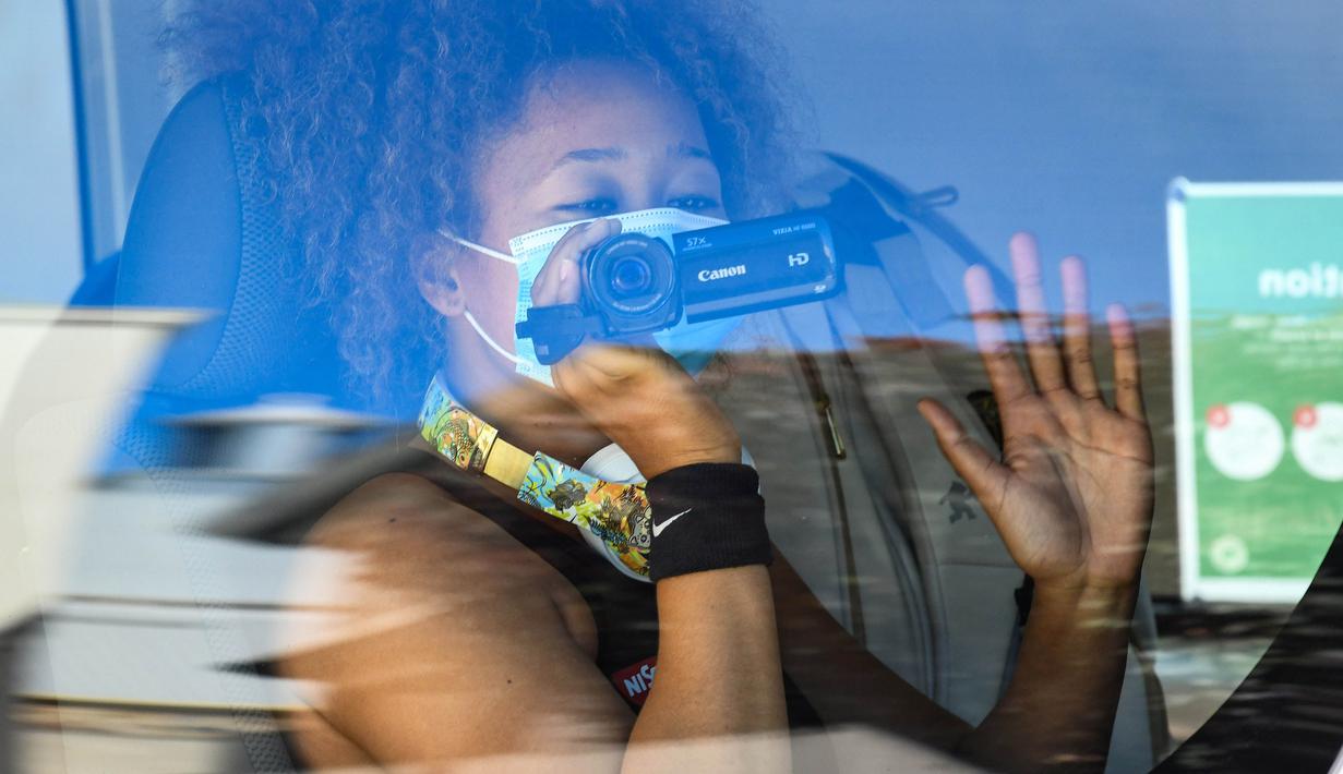 Petenis wanita peringkat tiga dunia, Naomi Osaka kembali ke hotel untuk menjalani karantina selama dua minggu usai menjalani latihan di Melbourne, Senin (18/1/2021). (Foto: AFP/William West)