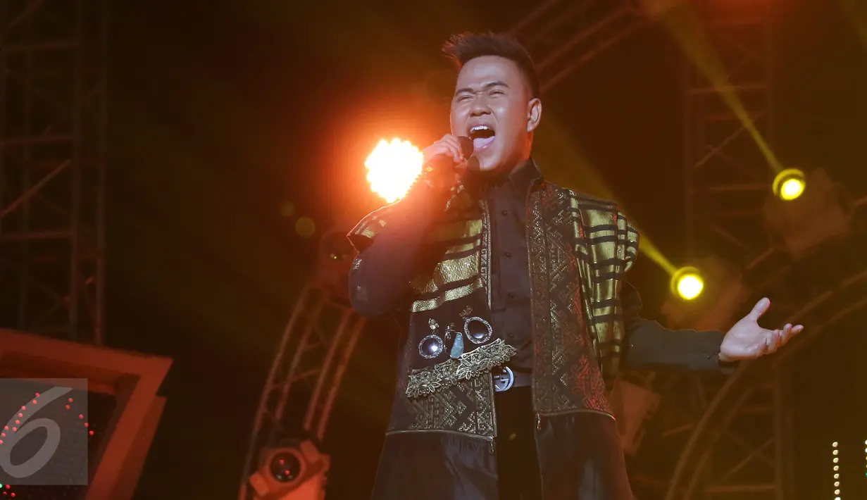 Penampilan Ical Majene dalam konser grand final D'Academy 3 di Jakarta, Jumat (21/05/2016).  Pada konser grand final D'Academy 3 tadi malam Ical mendapatkan perolehan voting sebesar 50,6 persen sedangkan Weni 49,4 persen. (Liputan6.com/Herman Zakharia)