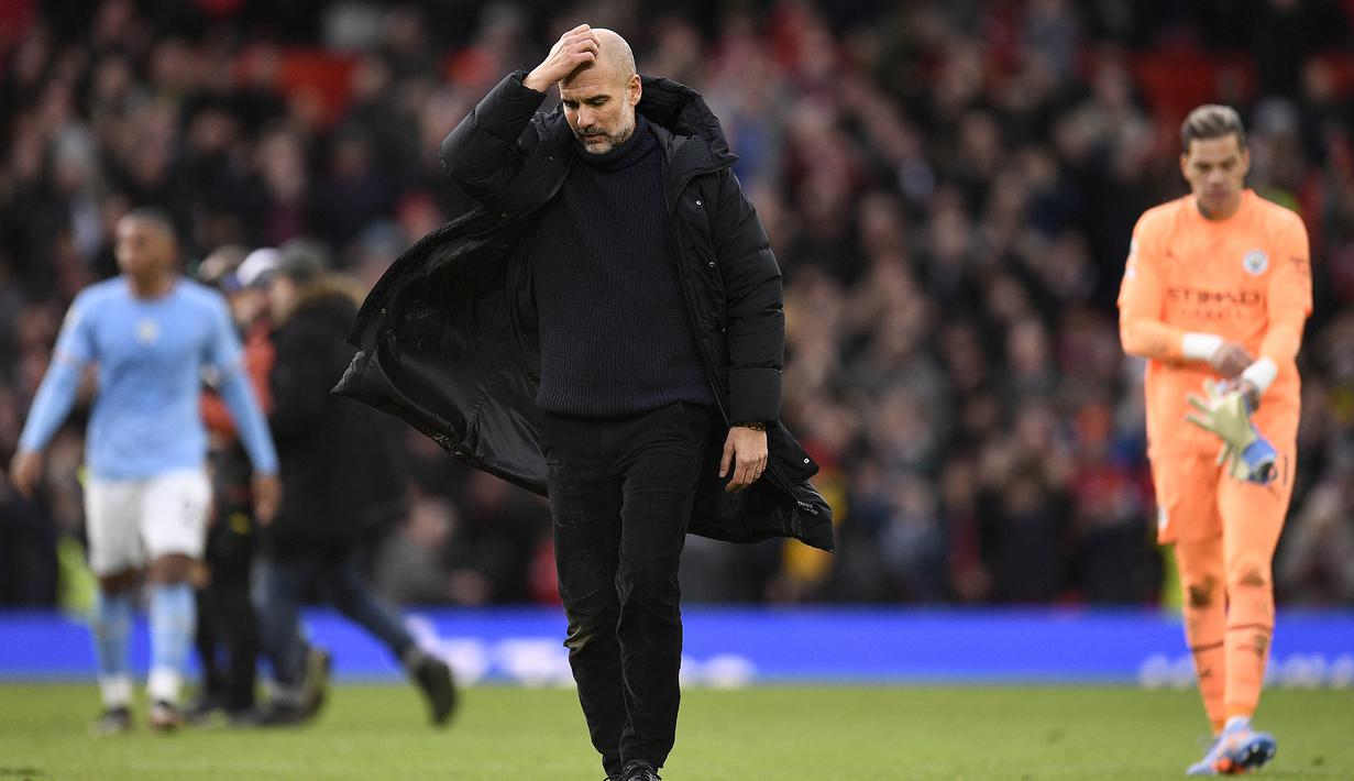 Ekspresi kecewa pelatih Manchester City, Pep Guardiola setelah dikalahkan Manchester United dalam laga Liga Inggris 2022/2023 di Old Trafford Stadium, Manchester (14/1/2023). Sanksi lain yang bisa saja diterima Manchester City adalah berupa degradasi dari Premier League untuk musim depan. (AFP/Oli Scarff)