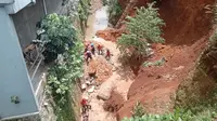 Tebing setinggi kurang lebih 10 meter longsor di Kampung Tajur, Kelurahan Muarasari, Kecamatan Bogor Selatan, Kota Bogor, Minggu (28/2/2024). (Liputan6.com/Achmad Sudarno).