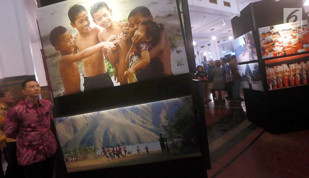 Pengunjung melihat karya foto yang dipamerkan di Museum Mandiri, Jakarta, Kamis (27/7). Pameran foto tersebut diikuti oleh 7 negara yaitu Vietnam, Singapura, Malaysia, Thailand, Australia, Belanda, Inggris dan Indonesia. (Liputan6.com/Pool)