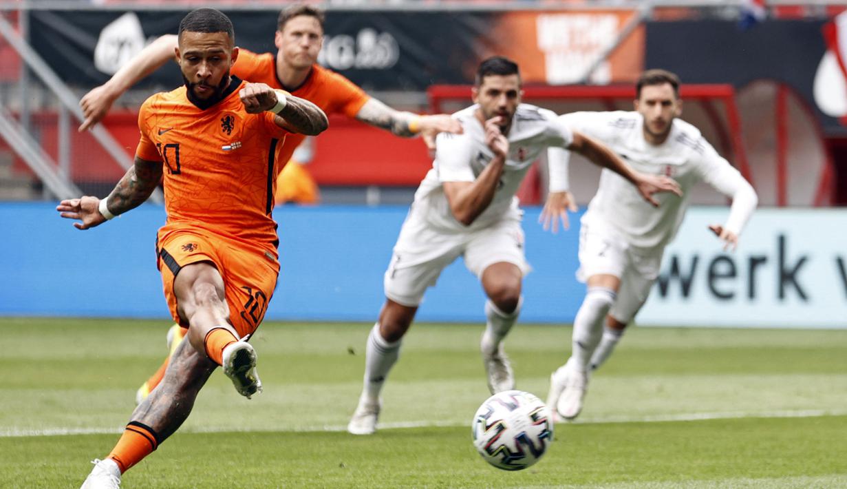 Skor pertama dibuka oleh Memphis Depay pada menit ke-10. Depay sukses melesatkan bola dari titik putih setelah Denzel Dumfries dilanggar oleh Lasha Dvali. Tendangan yang mengarah ke pojok kanan bawah, tak mampu dibendung oleh Giorgi Loria. Belanda unggul 1-0.
(Foto: AFP/Maurice Van Steen)