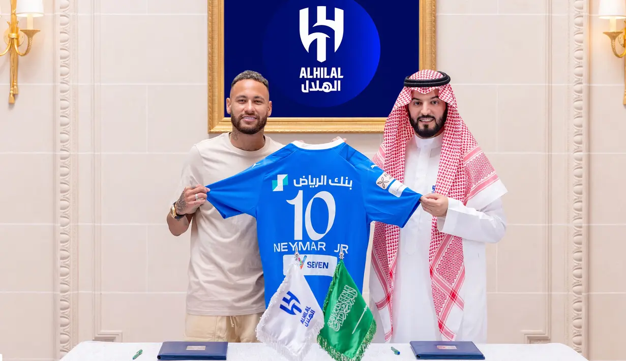 Neymar menjadi pemain terbaru asal Brasil yang didatangkan ke Liga Arab Saudi pada musim 2023/2024. Al Hilal mendatangkannya pada 15 Agustus 2023 dari PSG dengan nilai transfer 90 juta euro dengan durasi kontrak selama dua tahun hingga 30 Juni 2025 dengan total gaji mencapai 275 juta euro. (AFP/Saudi Pro League)