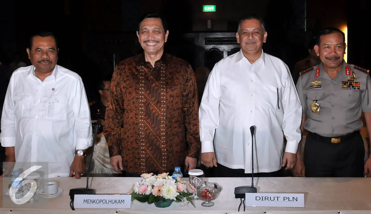 Menkopolhukam Luhut Panjaitan (kedua kanan), Jaksa Agung RI HM Prasetyo (kedua kiri), Kapolri Badrodin Haiti (kanan), Dirut PLN Sofyan Basir (kiri) saat mengikuti Rapat Kordinasi Terbatas, di Jakarta, Kamis (3/9/2015). (Liputan6.com/Johan Tallo)