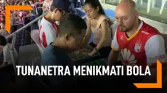 Cara Penyandang Tunanetra Menikmati Pertandingan Sepak Bola