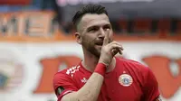 Striker Persija Jakarta, Marko Simic, merayakan gol yang dicetaknya ke gawang 757 Kepri Jaya pada laga Piala Indonesia di Stadion Patriot Bekasi, Jawa Barat, Rabu (23/1). Persija menang 8-2 atas Kepri. (Bola.com/Yoppy Renato)